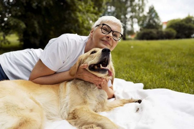 elderly-person-spendng-tim-with-their-pets
